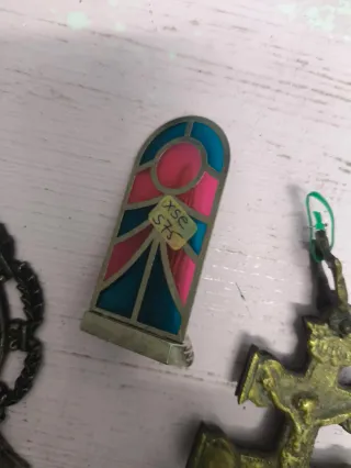 Antiguo crucifijo y medalla religiosa Cruz