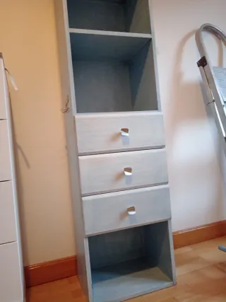 Armario estrecho de madera en tono azul claro