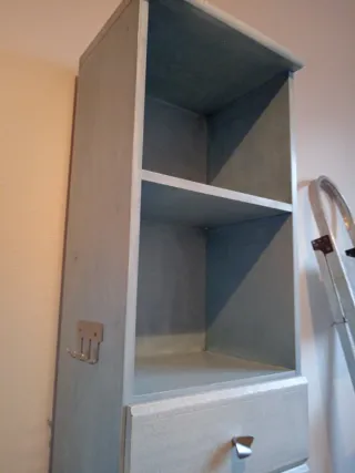 Armario estrecho de madera en tono azul claro