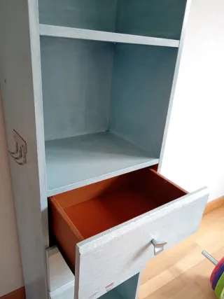 Armario estrecho de madera en azul claroy perchero