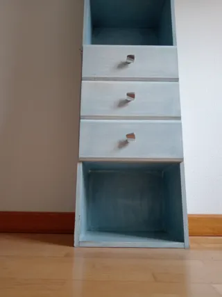 Armario estrecho de madera en azul claroy perchero