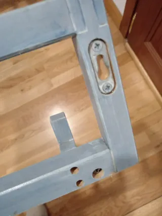 Armario estrecho de madera en azul claroy perchero