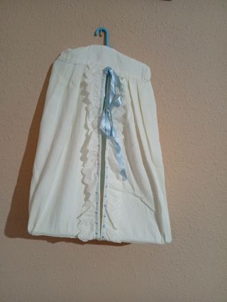 Guarda pañales blanco con lazos azules