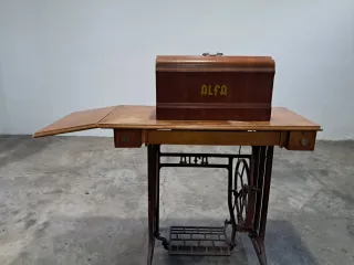 Máquina de coser Alfa antigua