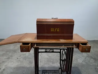 Máquina de coser Alfa antigua