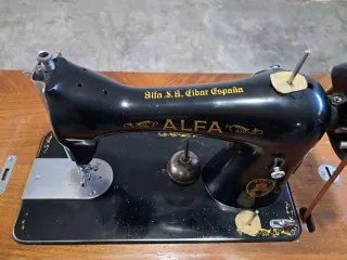 Máquina de coser Alfa antigua