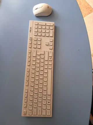 Ratón y teclado ASUS inalámbricos blancos