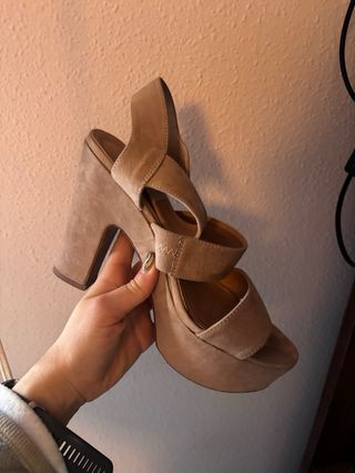 Tacones de ante beige y marrón