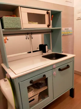 Lavabo Montessori con agua corriente