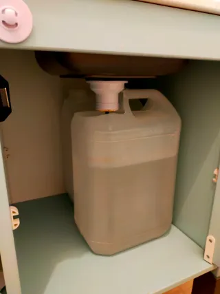 Lavabo Montessori con agua corriente