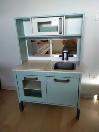 Lavabo Montessori con agua corriente