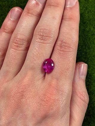 Rubino rosa 4.55 ct taglio ovale certificato
