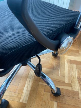 Silla de oficina negra en buen estado