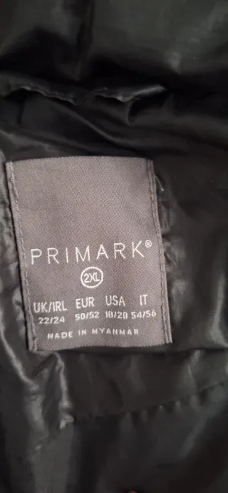 Chaqueta negra con capucha y pelo