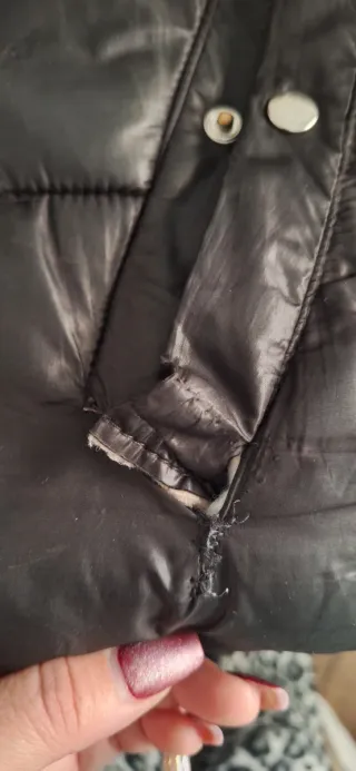 Chaqueta negra con capucha y pelo