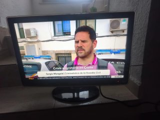 Monitor TV Samsung Full HD y plataforma monitor