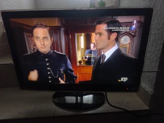Monitor TV Samsung Full HD y plataforma monitor