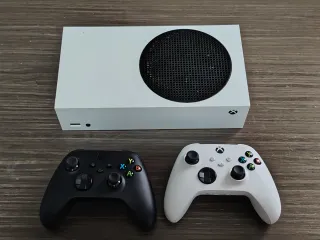 Xbox Series S con 2 mandos