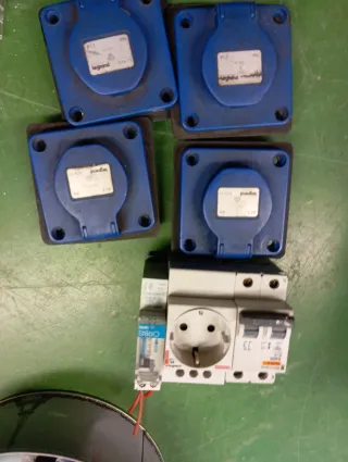 Material eléctrico: enchufes, magnetotérmico