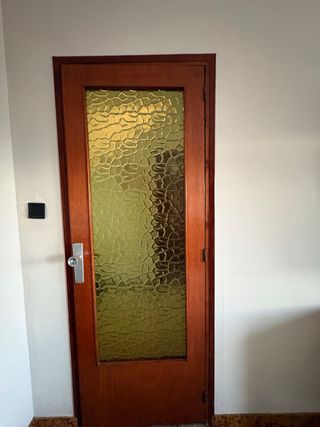 Puerta antigua con cristalera