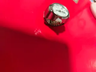 Peculiar y cuco Anillo con esfera de reloj platead