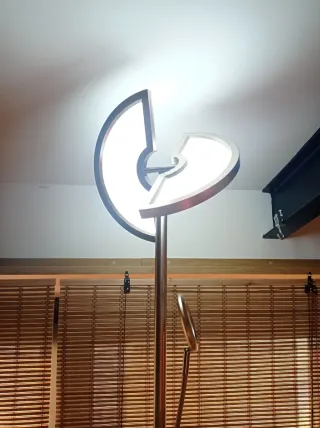 Lámpara de pie moderna plateada