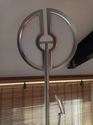 Lámpara de pie moderna plateada