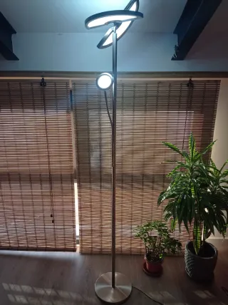 Lámpara de pie moderna plateada