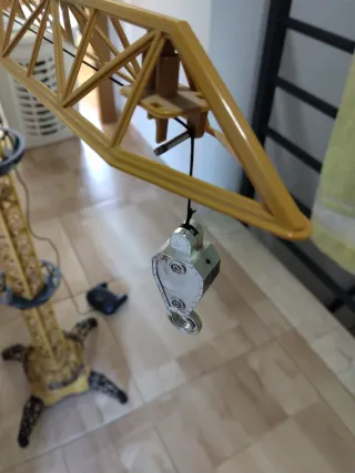 Grúa teledirigida amarilla