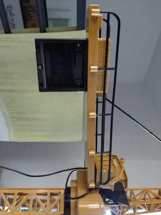 Grúa teledirigida amarilla