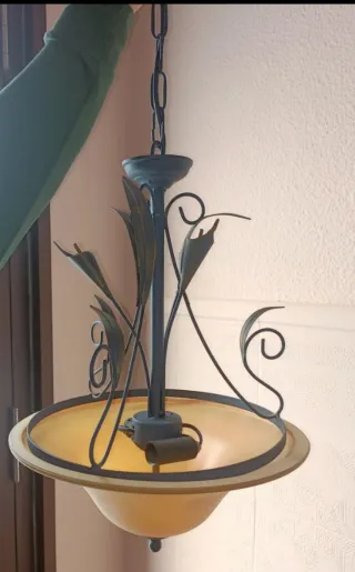 Lámpara de forja clásica con tulipa ámbar