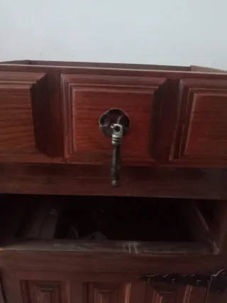 Mueble de madera antiguo