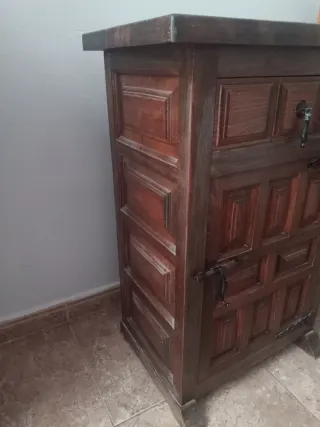 Mueble de madera antiguo