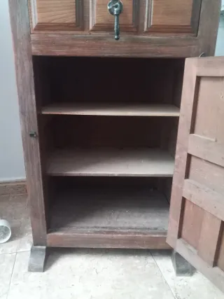 Mueble de madera antiguo