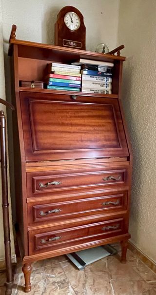 Secreter clásico de madera en buen estado.