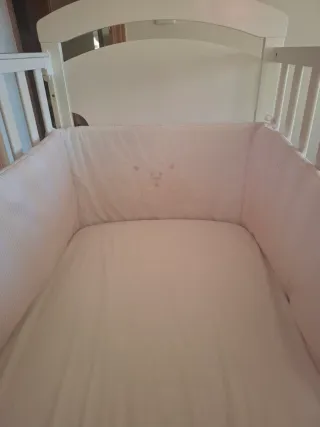 Cuna de madera con lateral abatible