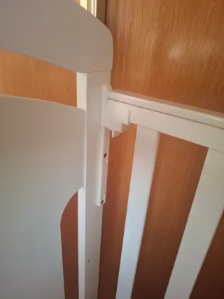 Cuna de madera con lateral abatible