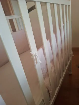 Cuna de madera con lateral abatible