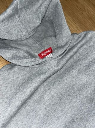 Sudadera Supreme Gris con Logo Vertical
