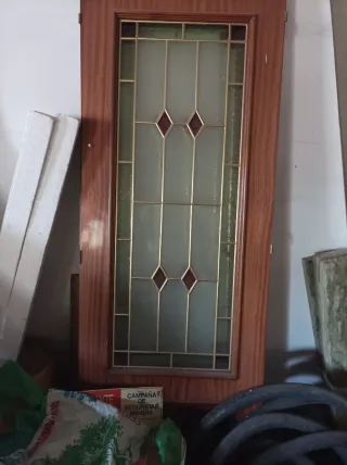 Vidriera de madera con cristal emplomado