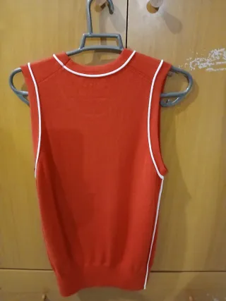 Blusa sin mangas roja con ribete blanco