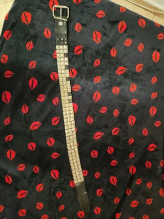 Cinturón de piel con tachuelas estilo punk
