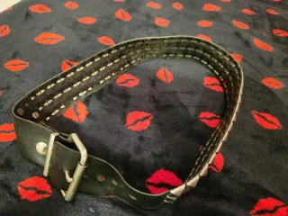 Cinturón de piel con tachuelas estilo punk