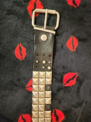 Cinturón de piel con tachuelas estilo punk