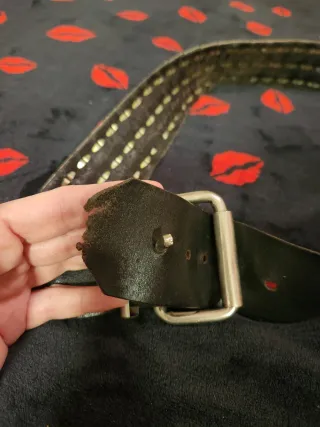 Cinturón de piel con tachuelas estilo punk