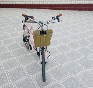 Bicicleta rosa niña con cesta