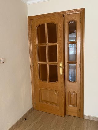 Puerta salón de roble con cristal. 110cm.