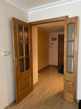 Puerta salón de roble con cristal. 110cm.