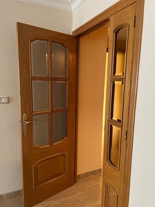 Puerta salón de roble con cristal. 110cm.