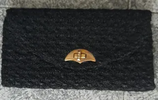 Cartera de fiesta negra y marrón.